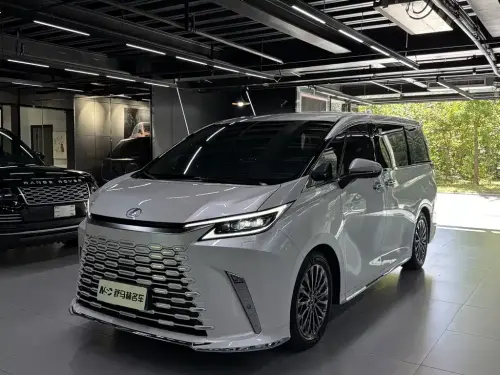 Lexus LM, 2025