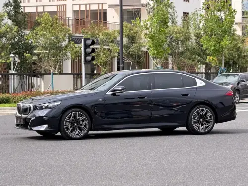 BMW 5-Series, 2025