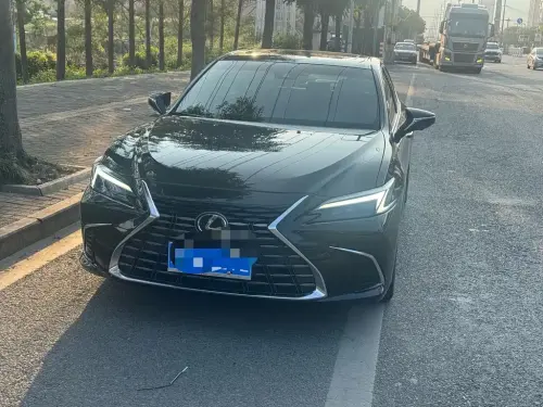 Lexus ES, 2025