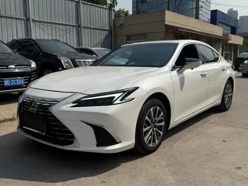 Lexus ES, 2025