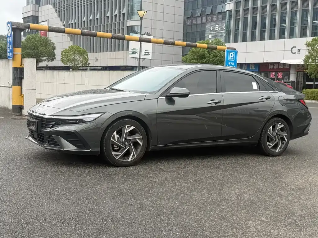 Hyundai Elantra, 2025