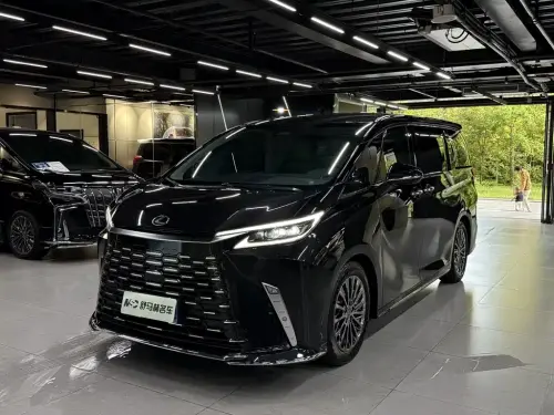 Lexus LM, 2025