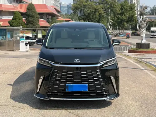 Lexus LM, 2025