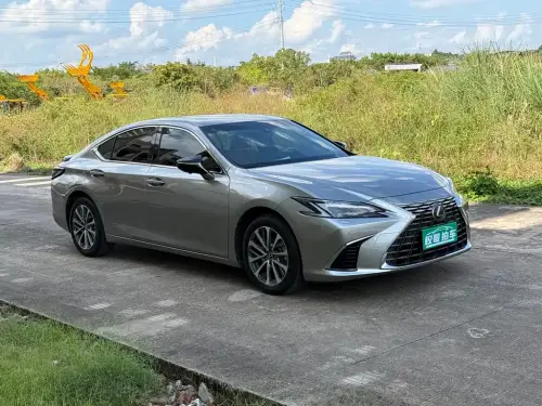 Lexus ES, 2025