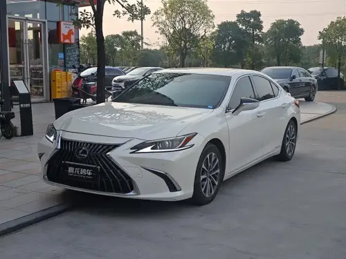 Lexus ES, 2022
