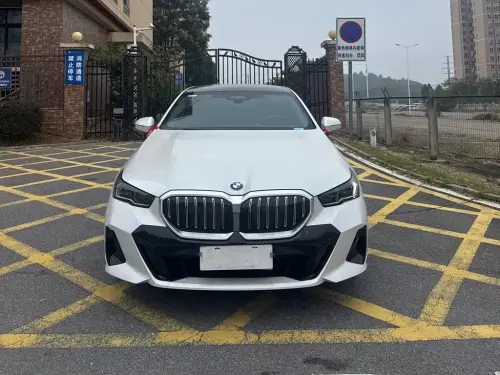 BMW 5-Series, 2025