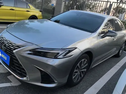 Lexus ES, 2025