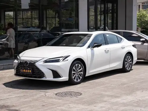 Lexus ES, 2025