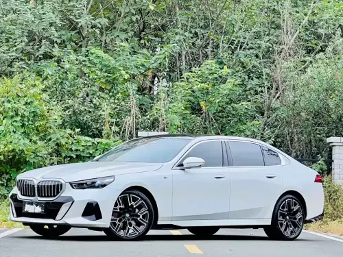 BMW 5-Series, 2025