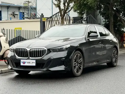 BMW 5-Series, 2026