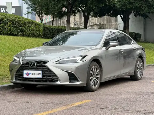 Lexus ES, 2025