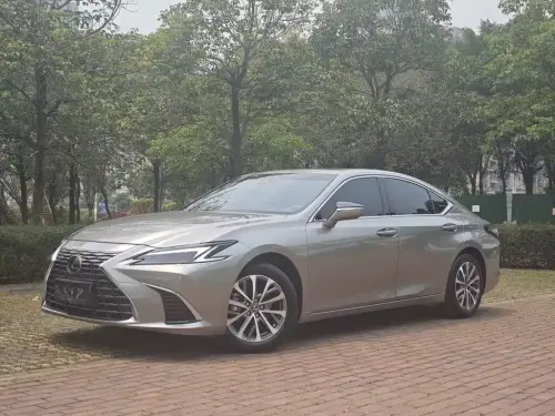 Lexus ES, 2025