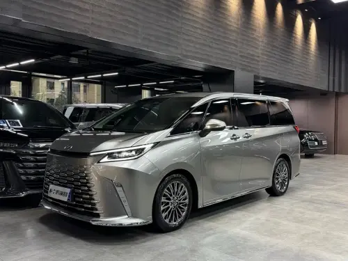 Lexus LM, 2025