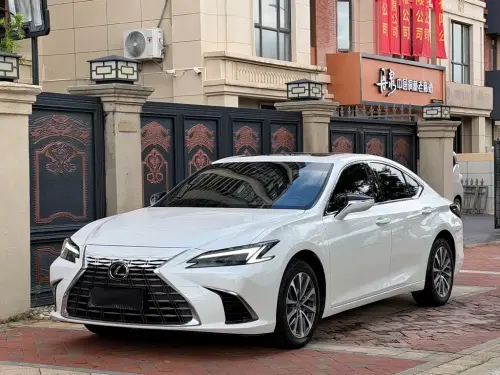 Lexus ES, 2025