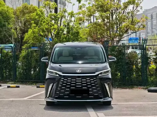 Lexus LM, 2025