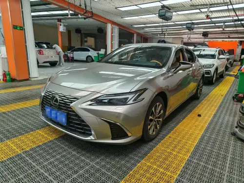 Lexus ES, 2025